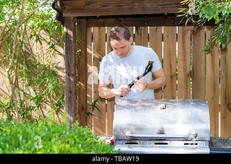 Grill BBQ moderne neue Grill- und Werkzeug in der freien Natur Sommer Garten im Hinterhof an einem sonnigen Tag und an den Mann, der immer bereit Stockfoto