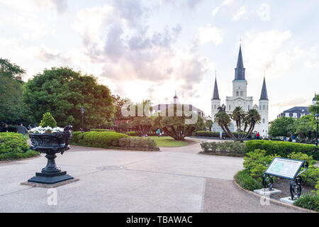 New Orleans, USA - 22. April 2018: Altstadt Louisiana Stadt mit berühmten St. Louis Kathedrale Kirche in Jackson Square Park mit Sun flare Stockfoto