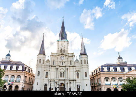 New Orleans, USA - 22. April 2018: Altstadt Straße in Louisiana Stadt Stadt mit St. Louis Kathedrale Kirche während der sonnigen Tag auf der Jackson Square suchen Stockfoto