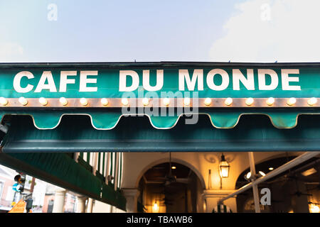 New Orleans, USA - 23. April 2018: Cafe Du Monde Zeichen closeup für berühmte Restaurant beignet Donuts Stockfoto