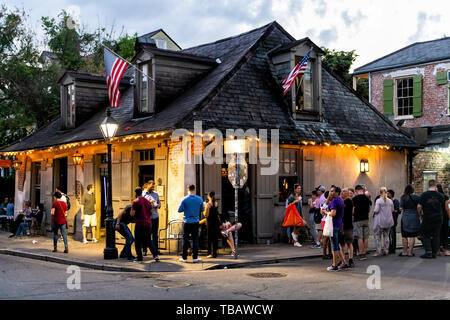 New Orleans, USA - 22. April 2018: Lafitte's Blacksmith Shop Bar Gebäude Architektur im Französischen Viertel Louisiana mit Beleuchtung am Abend Nacht und pe Stockfoto