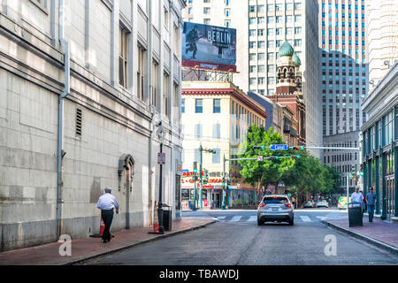 New Orleans, USA - 23. April 2018: die Straße der Innenstadt in Louisiana berühmte Stadt bei Tag mit Reklametafeln Zeichen für WWII Museum und Kanal anmelden Stockfoto