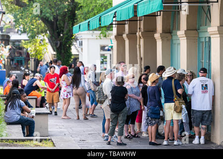 New Orleans, USA - 23. April 2018: Menschen, die in der Warteschlange während Tag für berühmte Cafe Du Monde Restaurant beignet Puderzucker Donuts und coff Stockfoto