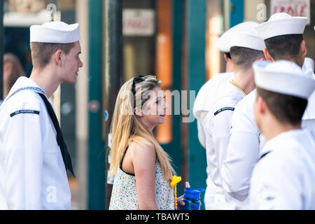 New Orleans, USA - 23. April 2018: Altstadt Bourbon Street in Louisiana und Menge Gruppe von Menschen, die Seeleute zu Fuß zu Frau auf Marine Woche Stockfoto