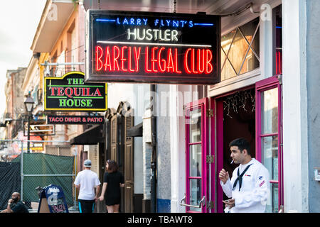 New Orleans, USA - 23. April 2018: Altstadt Bourbon Street in Louisiana und Segler von bar auf Marine Woche mit Zeichen für Barely Legal club Stockfoto