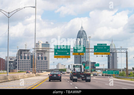 Mobile, USA - 24. April 2018: Alabama südliche Stadt Stadt Himmel und Stadtbild Skyline mit modernen Gebäuden und Autobahn Straße Verkehrszeichen Stockfoto