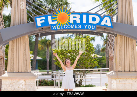 Cantonment, USA - 24. April 2018: Florida südliche Stadt Welcome Center an der Grenze zu Alabama und Besucherzentrum und junge Frau von Zeichen Stockfoto