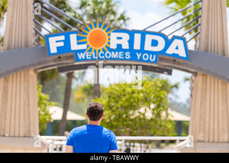 Cantonment, USA - 24. April 2018: Florida südliche Stadt Welcome Center an der Grenze zu Alabama und Visitor Centre und der junge Mann an der Suche Stockfoto