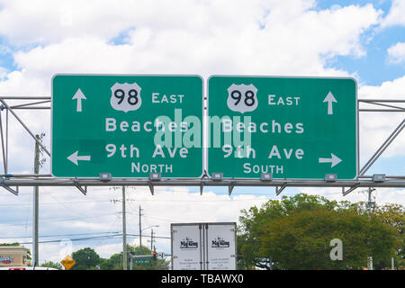 Pensacola, USA - 24. April 2018: Die Grünen Weg zu uns Anfahrt Straße 98 Ost, Nord und Süd für 9 avenue zu den Stränden in Florida Panhandle, Gul Stockfoto