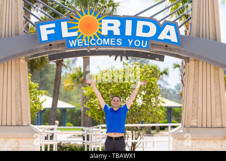 Cantonment, USA - 24. April 2018: Florida Welcome Center an der Grenze zu Alabama und Besucherzentrum und junge glückliche Menschen durch Zeichen Stockfoto