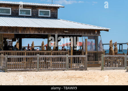 Navarra, Vereinigte Staaten - 24 April 2018: East River smokehouse Restaurant, Barbecue Grill House Bar durch Sand Strand in Pensacola Bay mit Blick auf das Meer am Golf von Stockfoto