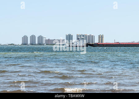 Navarra, Vereinigte Staaten - 24 April 2018: Tugboat oder Schlepper abschleppen tank Schiff Schiff Schiff Schiff in Pensacola Bay am Meer Meer des Golfes von Mexiko, Florida Pa Stockfoto