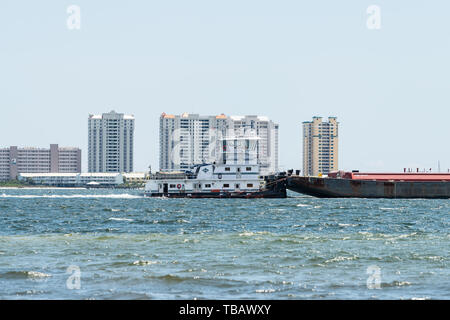 Navarra, Vereinigte Staaten - 24 April 2018: Nahaufnahme des speyrer Schlepprinne Schiff Schiff Schiff Schiff in Pensacola Bay am Meer Meer des Golfes von Mexiko, Florida Pa Stockfoto