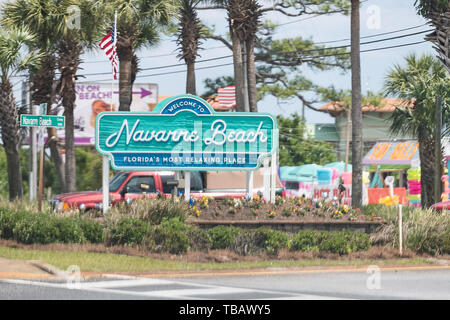 Navarra, Vereinigte Staaten - 24 April 2018: Willkommen in Navarre Beach Stadt Zeichen auf der Straße Straße in städtischen Stadt oder Dorf am Golf von Mexico, Florida Panhandle von Emer Stockfoto