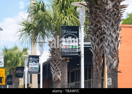 Fort Walton Beach, USA - 24. April 2018: Willkommen in Fort Walton Zeichen auf der Straße Straße mit Palmen in Costa Smeralda Stadt Stadt in Florida Panhandle, G Stockfoto