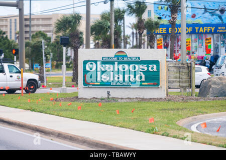 Fort Walton Beach, USA - 24. April 2018: Willkommen im schönen Okaloosa Island Strände Road Sign in Emerald Coast City, Golf von Mexiko in Florida panha Stockfoto