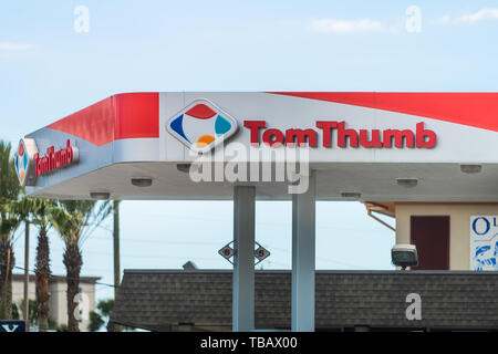 Fort Walton Beach, USA - 24. April 2018: Zeichen und Logos für TomThumb Tankstelle in Costa Smeralda Stadt in Florida Panhandle, Golf von Mexiko Stockfoto