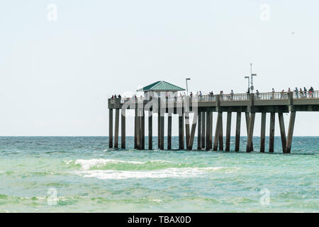 Fort Walton Beach, USA - 24. April 2081: Nahaufnahme von Okaloosa Island Fishing Pier in Florida Panhandle im Golf von Mexiko während der sonnigen Tag mit Wellen ein Stockfoto