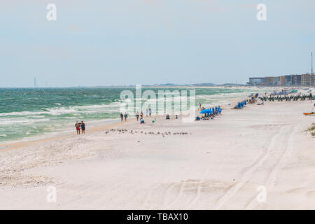 Fort Walton Beach, USA - 24. April 2018: Okaloosa Island in Florida Panhandle, Golf von Mexiko auf Sommer sonnigen Tag, die Küste mit Gebäuden, Menschen wa Stockfoto