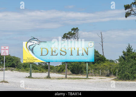 Destin, USA - 24. April 2018: Schild, Reklametafeln mit Willkommen glücklichste Fischerdorf der Welt in Florida Panhandle Destin Stockfoto