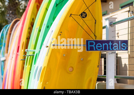 Destin, USA - 24. April 2018: Nahaufnahme von rund mit bunten Kajaks und Surfbretter Boote in Stadt Stadt Dorf auf der Hafenpromenade in Florida panh Stockfoto