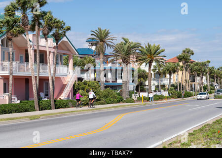 Destin, USA - 24. April 2018: Miramar Beach Stadt Stadt Dorf mit bunten mehrfarbig Gelb beachfront Häuser in Florida Panhandle Golf von Mexiko. Stockfoto
