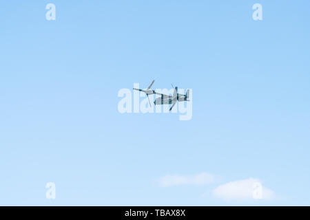 Destin, USA - 24. April 2018: Militärische US-Streitkräfte cargo Flugzeug Flugzeug in blauer Himmel mit Twin Tail in der Nähe von Florida Panhandle Stockfoto