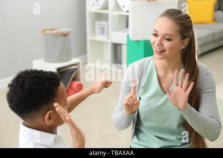 Kleine Jungen an der Logopädin Büro Stockfoto