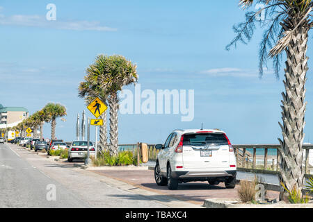 Destin, USA - 24. April 2018: Miramar Beach Stadt Stadt Straße Straße mit Eigentumswohnung Eigentumswohnung Wohnung Gebäude vom Meer Strand mit Palmen, Autos Stockfoto
