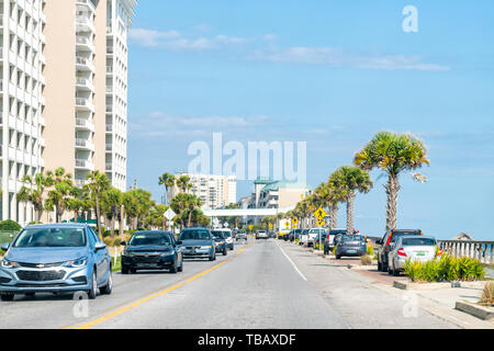 Destin, USA - 24. April 2018: Miramar Beach Stadt Stadt Straße Straße mit gelben Condominium condo Apartment Gebäude vom Meer Strand mit Palmen Stockfoto