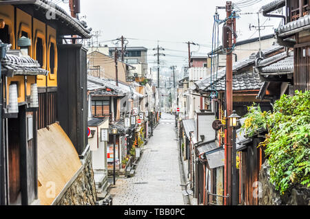 Blick auf die Straße von traditionellen Straßen in Kyoto, Japan Stockfoto