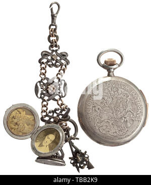 Hermann Göring - eine Präsentation Taschenuhr von Carin Göring, 1924 Silber Armbanduhr mit Hunter Fall aus der Werkstatt von Gustav Schulze, Gericht Uhrmacher in München. Hochwertige, Bewegung montiert mit Rubinen, mit Stunde Repeater. Auf der Vorderseite eine fein gravierte Darstellung von St. George, einer der St. Hubert auf der Rückseite, die jeweils durch eine Inschrift in Latein, die Präsentation Inschrift rund um die St. Hubertus Szene sagen umgeben: "Zu meinem geliebten Hermann, Waidmannsheil (Hunter's Gruß) immer von seinem carin, Innsbruck, 12. Januar 1924". Markierung von Feinheit für Silber. Durchmesser 60 mm. Th, Editorial-Use - Nur Stockfoto