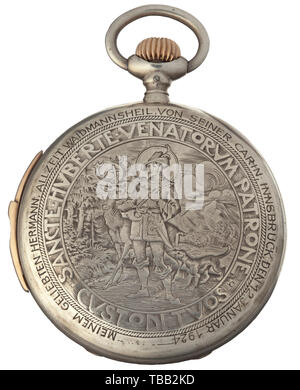 Hermann Göring - eine Präsentation Taschenuhr von Carin Göring, 1924 Silber Armbanduhr mit Hunter Fall aus der Werkstatt von Gustav Schulze, Gericht Uhrmacher in München. Hochwertige, Bewegung montiert mit Rubinen, mit Stunde Repeater. Auf der Vorderseite eine fein gravierte Darstellung von St. George, einer der St. Hubert auf der Rückseite, die jeweils durch eine Inschrift in Latein, die Präsentation Inschrift rund um die St. Hubertus Szene sagen umgeben: "Zu meinem geliebten Hermann, Waidmannsheil (Hunter's Gruß) immer von seinem carin, Innsbruck, 12. Januar 1924". Markierung von Feinheit für Silber. Durchmesser 60 mm. Th, Editorial-Use - Nur Stockfoto