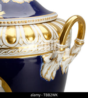 König Wilhelm I. von Preußen - ein Geschenk Vase mit Deckel die Vase mit Blick auf die Stadt Berlin. Kobalt blau hinterlegt und Reichen helle Vergoldung. Auf der Außenseite zwei Bilder in Gold Frames, Darstellung der Reiterstatue von Friedrich II. von C.D. Rauch und die Wilhelm Palais Unter den Linden. Zugehörigen blauen Deckel mit weiß-gold Kegel und gold Royal Crown auf beiden Seiten. Blaue Zepter und Penny mark, roten Orb und Vergolder. Höhe 43 cm. KPM Mark, Berlin um 1870. Dekorativ. Pre-Auktion anzeigen in Norddeutschland nach vorheriger Absprache mit Hermann sein, Additional-Rights - Clearance-Info - Not-Available Stockfoto