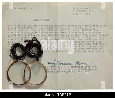 Anny Winter - zwei MONOCLES von Adolf Hitler Geschenk von seiner Nichte Geli Raubal'' - Weihnachten 1929. Beide monocles mit Horn und auf schwarze seide Schnüre, Durchmesser jeweils 40 mm. In gold geprägte bei Nicolaus Buchner, Hof und Universität Optiker, München, Karl-Scharnagl-Ring 10. Mit der Bestätigung der Anny Winter-Brunner vom 8. April 1967 (Tr.): "Geli Raubal hatte die Monocles ohne Hitlers gemacht - aber mit meinem Wissen von Nicolaus Buchner, Liebling Hitlers Optiker. Geli hat auch Bilder von Hitler trägt ein monokel." In einem Papier, das Paket der Name des Juwelier Lager mit einem conf, Editorial-Use - Nur Stockfoto