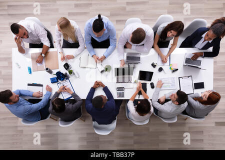 Ansicht von oben eine Multirassische Geschäftsleute sitzen zusammen in die Diskussion in der Sitzung Stockfoto