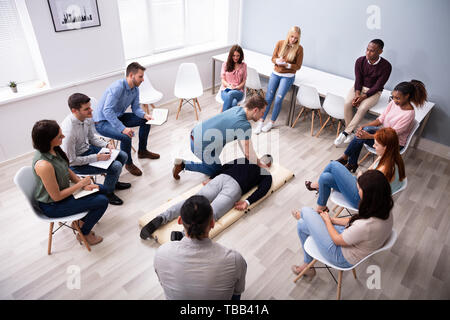 Männliche Spezialist Durchführung Massage auf Mann während der Ausbildung Stockfoto