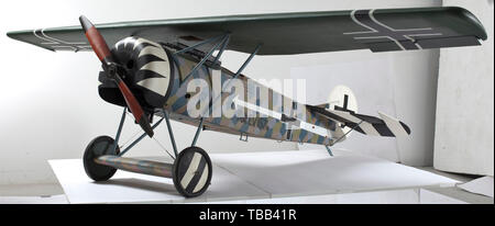 Fokker E-V 157/18 - eine feine Flugmodell, Skala dieses Ersten Weltkrieges Kaiserliche Flying Corps Eindecker, das Holz, mainplanes Rumpf und Leitwerk in den feinen Stoff bedeckt, mit guter Cockpit Detaillierung einschließlich der Pilotensitz, Steuerknüppel, Ruder und gas Pedale, die oberen Rumpf, mit zwei synchronisierten Spandau Maschinengewehr, das Metall Motorhaube verbergen ein Viertakt Benzinmotor fahren zwei - Klinge 61 cm Durchmesser Holz Propeller, Verstrebungen, mit Draht stützen, das Untergestell mit Räder mit Gummibereifung mit Sprach-cds, den hinteren Rumpf mit Leitwerk Ski, Editorial-Use - Nur Stockfoto