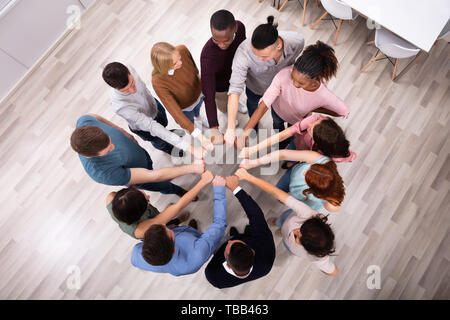 Eine Ansicht der multi-ethnischen Menschen Hand in seine Faust zu bilden Kreis Stockfoto