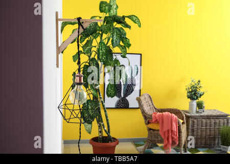 Neue Lampe hängend an der Wand im Inneren der Zimmer Stockfoto