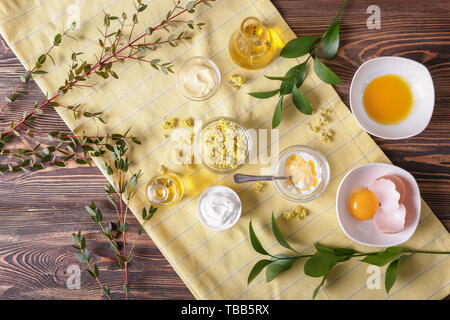 Zutaten für Naturkosmetik auf hölzernen Tisch Stockfoto