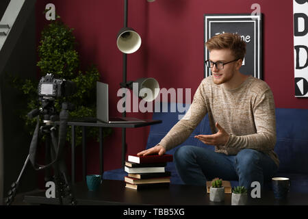 Junge männliche blogger Video zu Hause Stockfoto