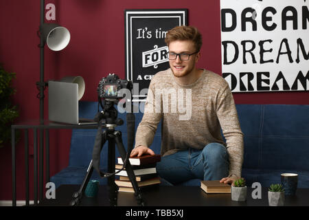 Junge männliche blogger Video zu Hause Stockfoto