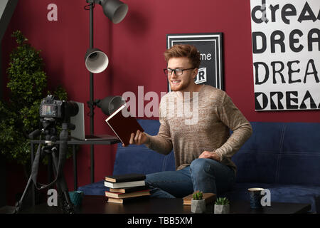 Junge männliche blogger Video zu Hause Stockfoto