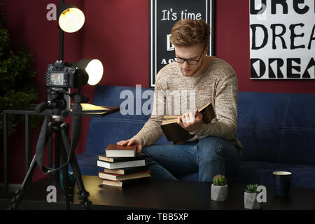 Junge männliche blogger Video zu Hause Stockfoto