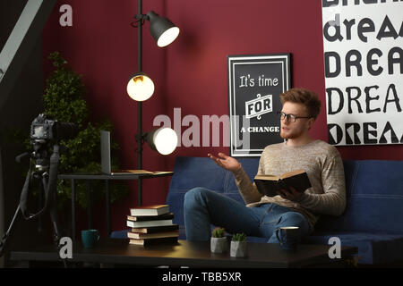 Junge männliche blogger Video zu Hause Stockfoto