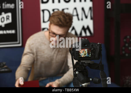 Junge männliche blogger Video zu Hause Stockfoto
