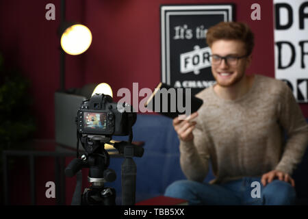 Junge männliche blogger Video zu Hause Stockfoto