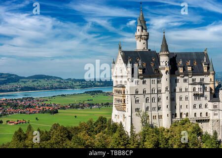 Luftaufnahme des Schlosses Neuschwanstein (New Swanstone Schloss - Schloss Neuschwanstein XIX Jahrhundert), Sehenswürdigkeiten in den Bayerischen Alpen, Deutschland. Eine der t Stockfoto