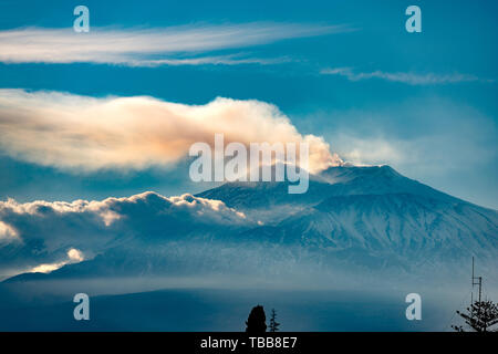 Den Vulkan Ätna mit Rauch in Sizilien Insel, Catania, Italien (Sizilien, Italien). Von der Stadt von Taormina gesehen Stockfoto